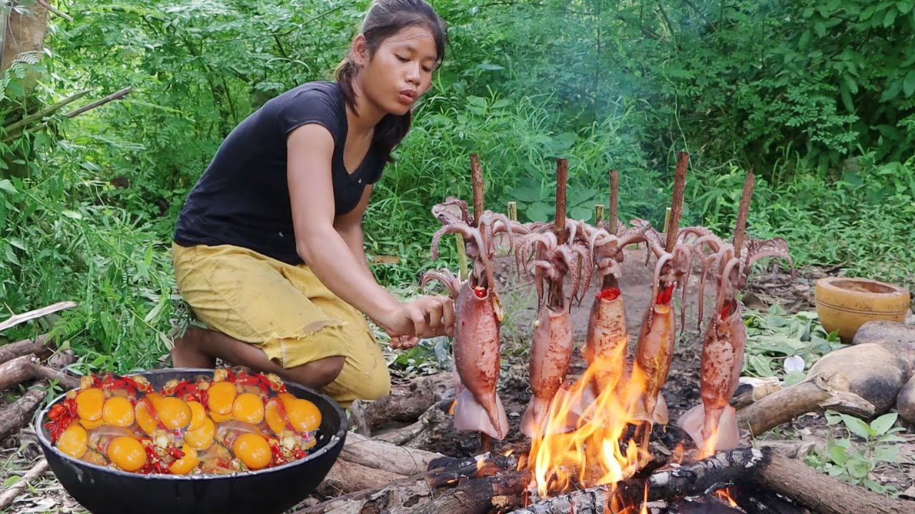 Grilled squid spicy tasty with chicken egg so eating delicious - Survival cooking in forest