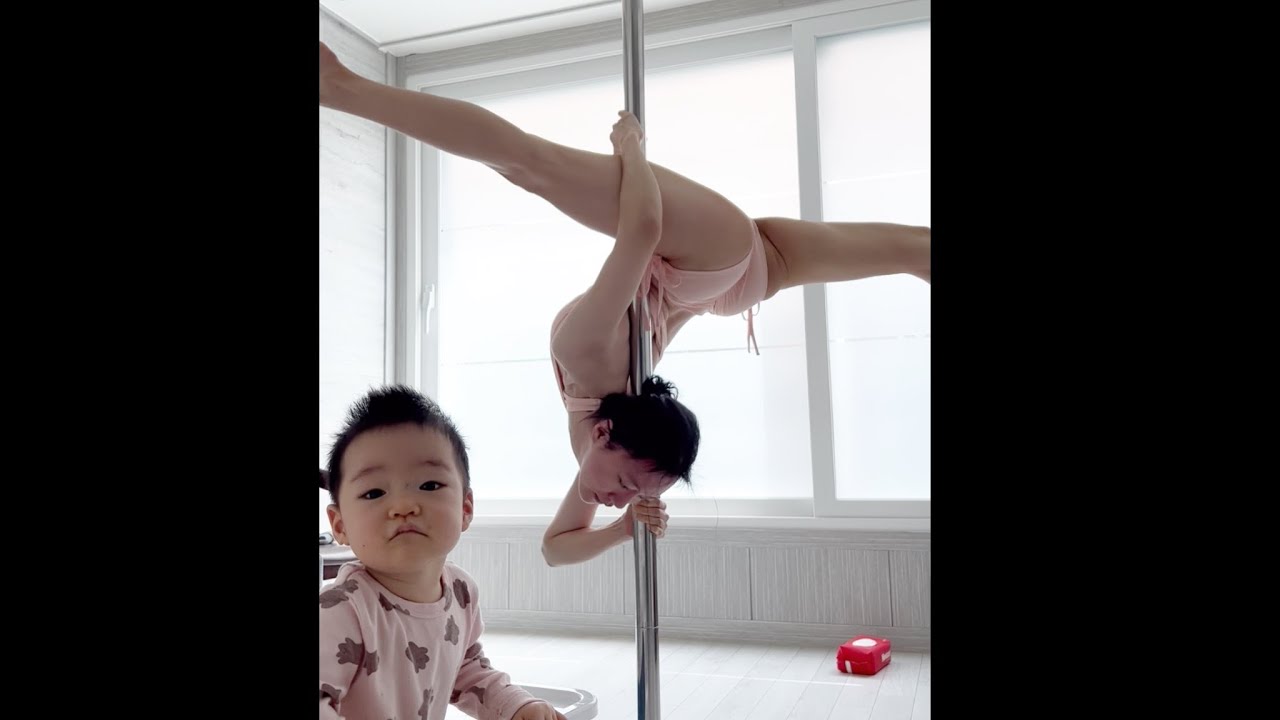 Sub)폴댄서가 아기 밥먹일 때 하는 행동 How poledancer feeds her baby