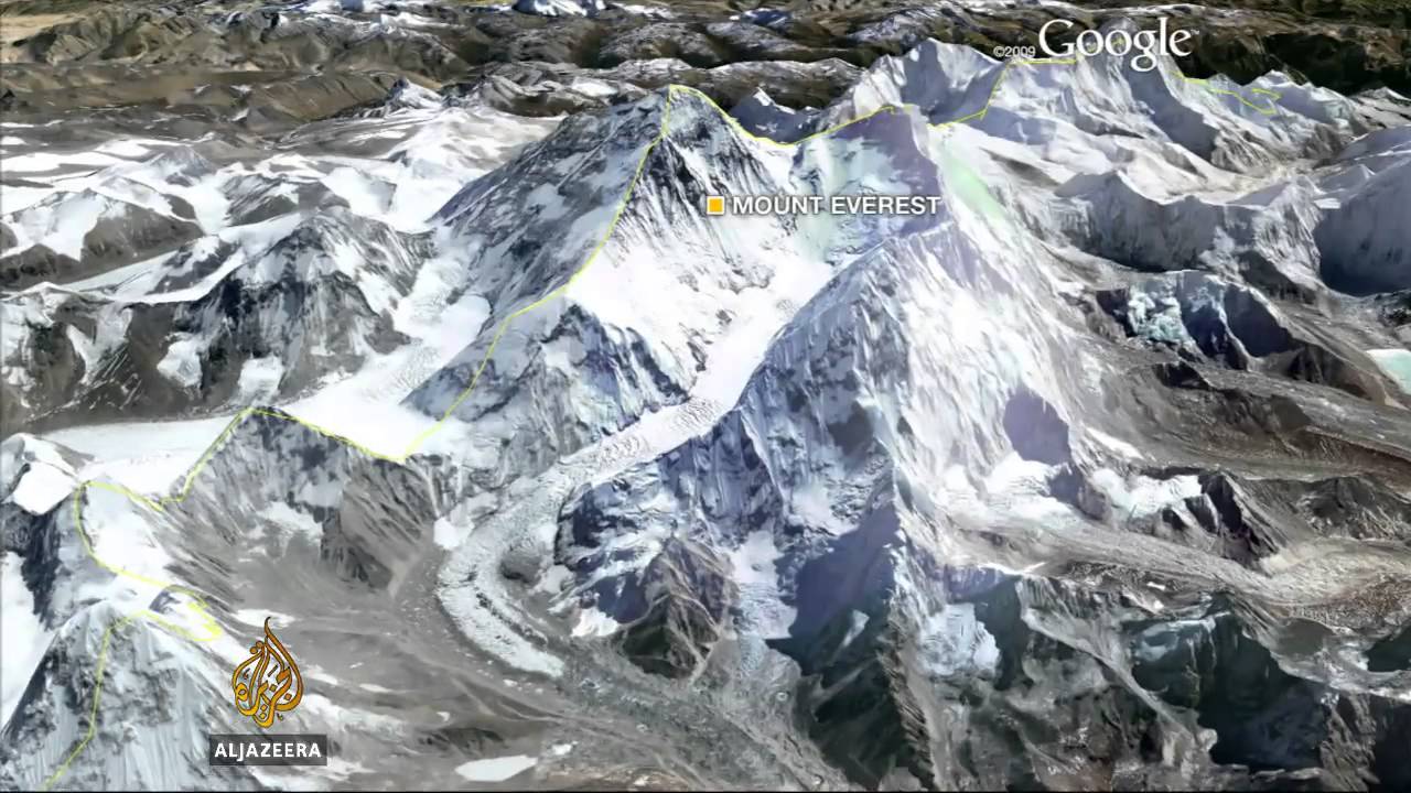 Dramatic footage shows avalanche hitting Everest base camp