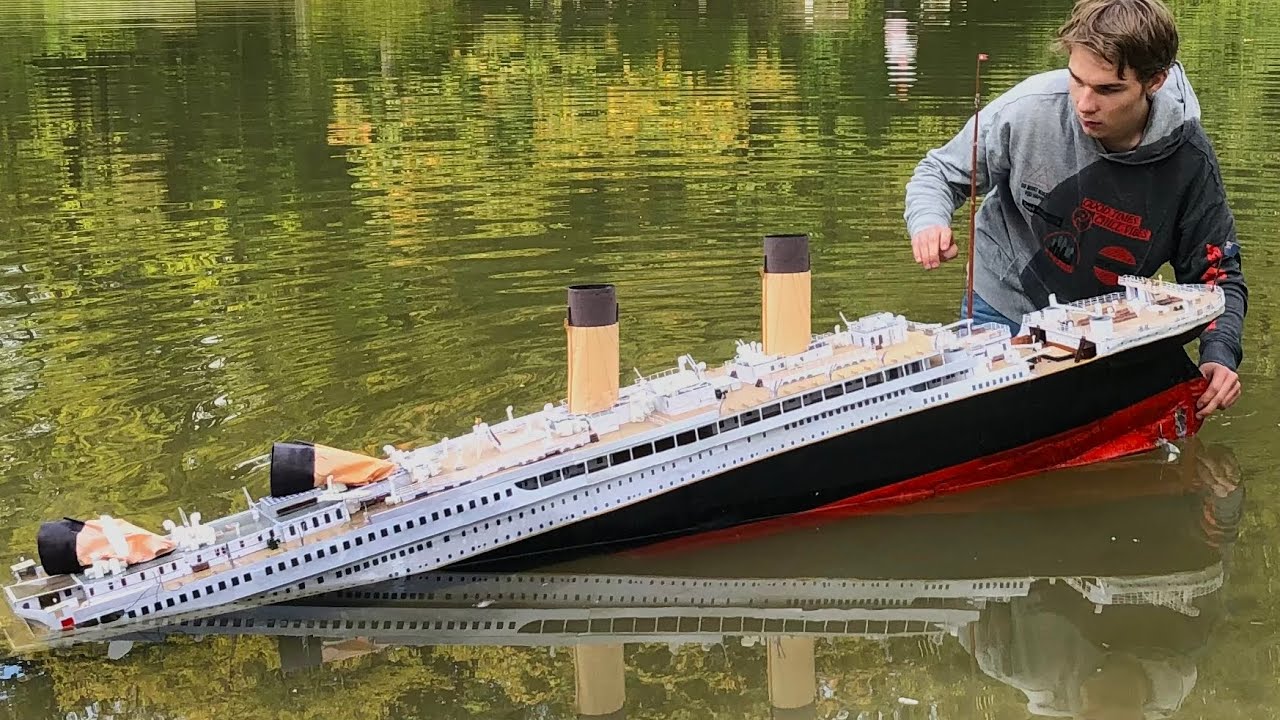 3 METER CARDBOARD TITANIC SINKING MODEL STERN EXTENSION SHOWCASE_4