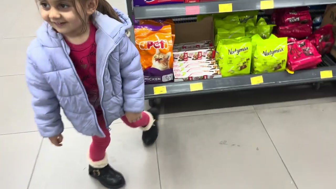Zeynep Eva ile market geziyoruz.