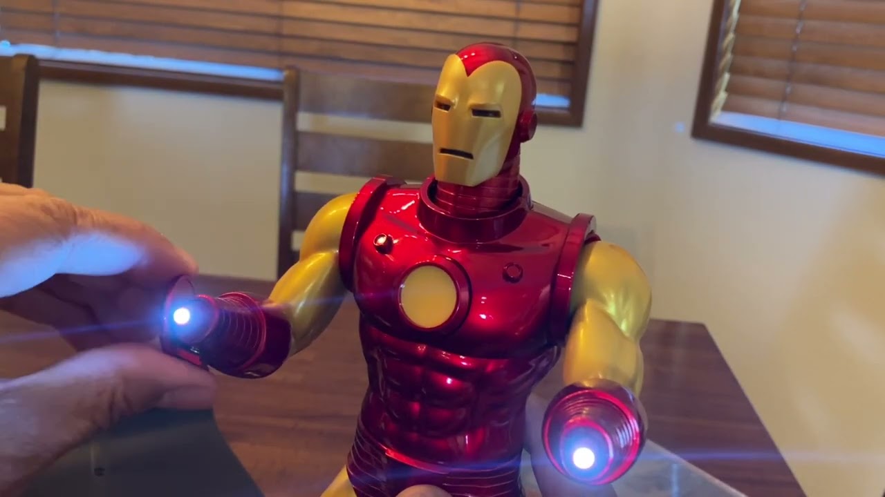 IRON MAN HOT TOYS/HONO 1/6 Scale Retro Comic book Action Figure review!