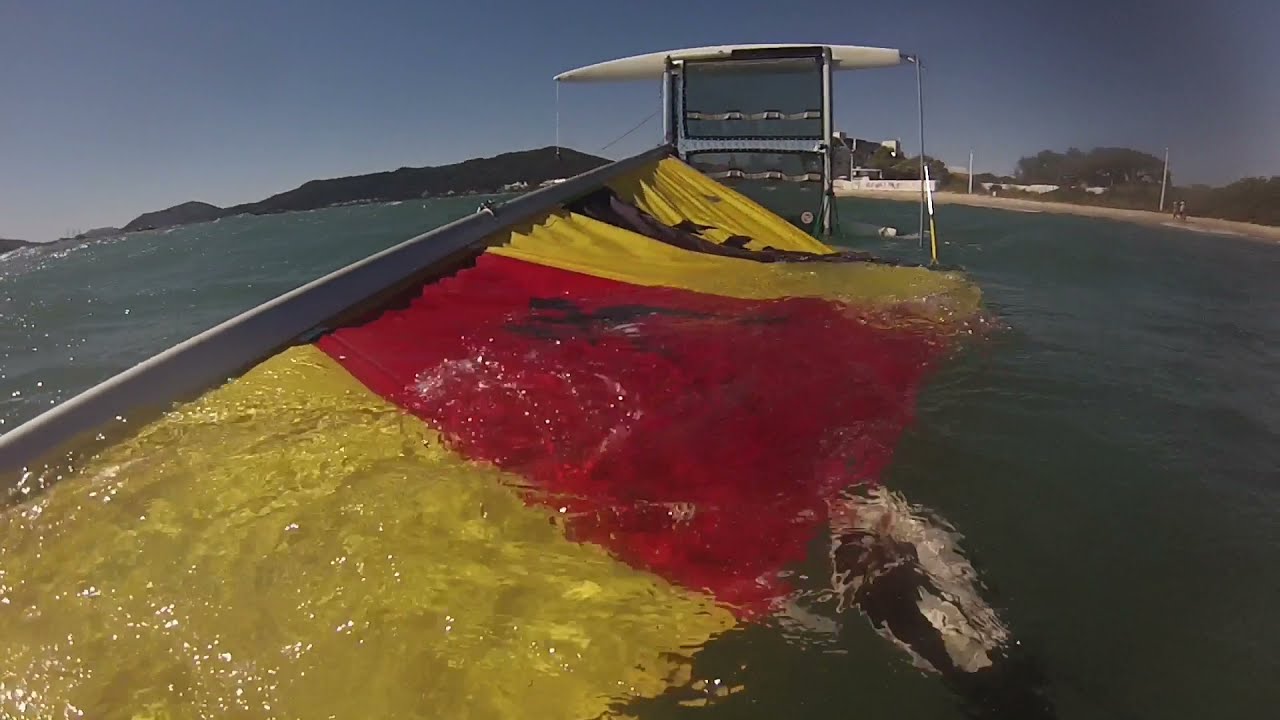 Velejar de Hobie Cat 14 com vento forte, virar e desvirar o barco na praia em Florianópolis, SC