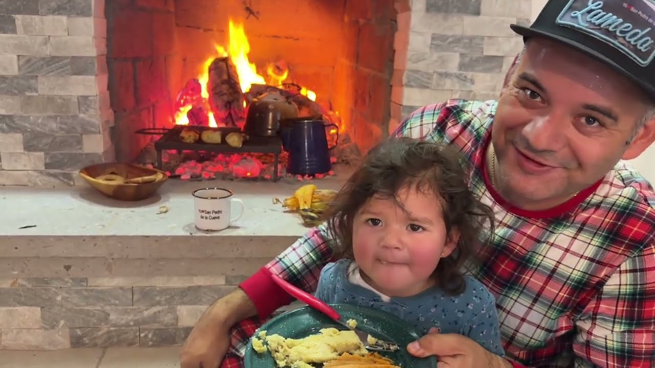 Feliz Navidad: Desayuno unos tamales calentados a las brazas con un caf&eacute; colado de talega