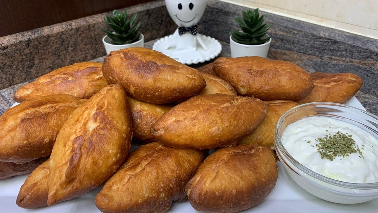 فطائر مقلية بحشوة اللحمة المفرومة،بعجينة  قطنية وهشّة،وطعمة ولااااا أطيب😍😍
