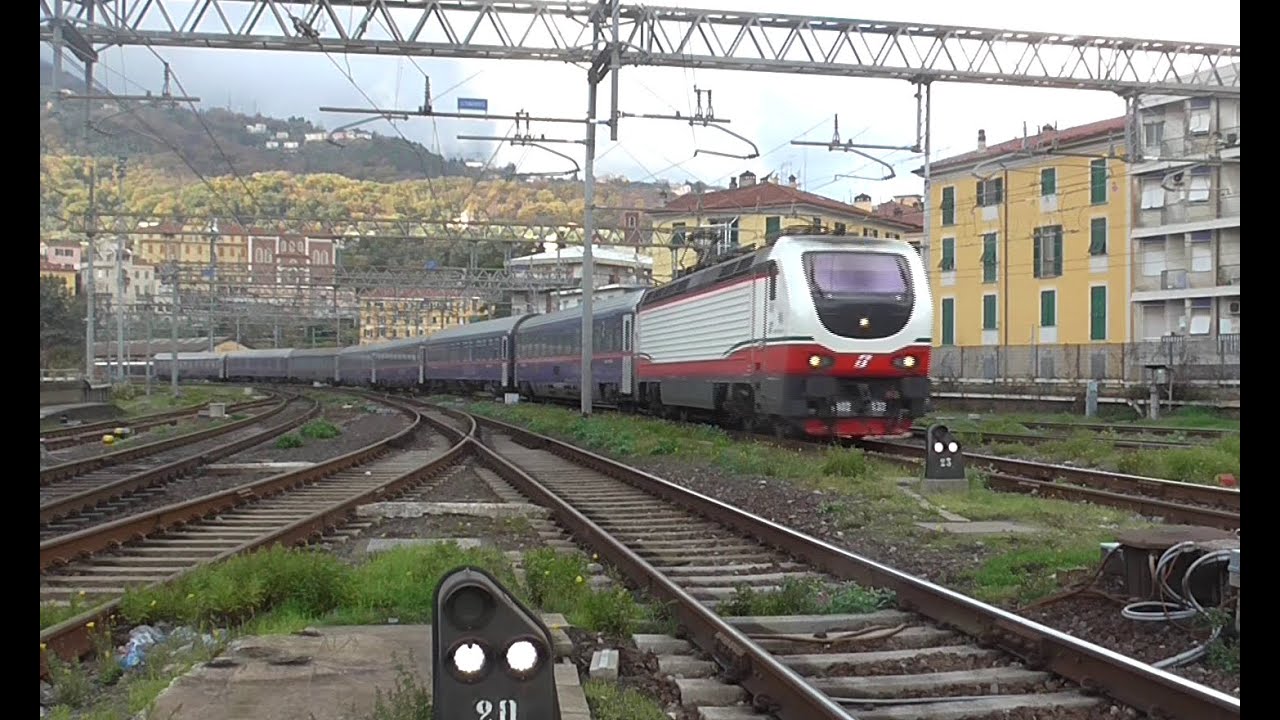 Treni viaggiatori a La Spezia dove inizia il levante ligure