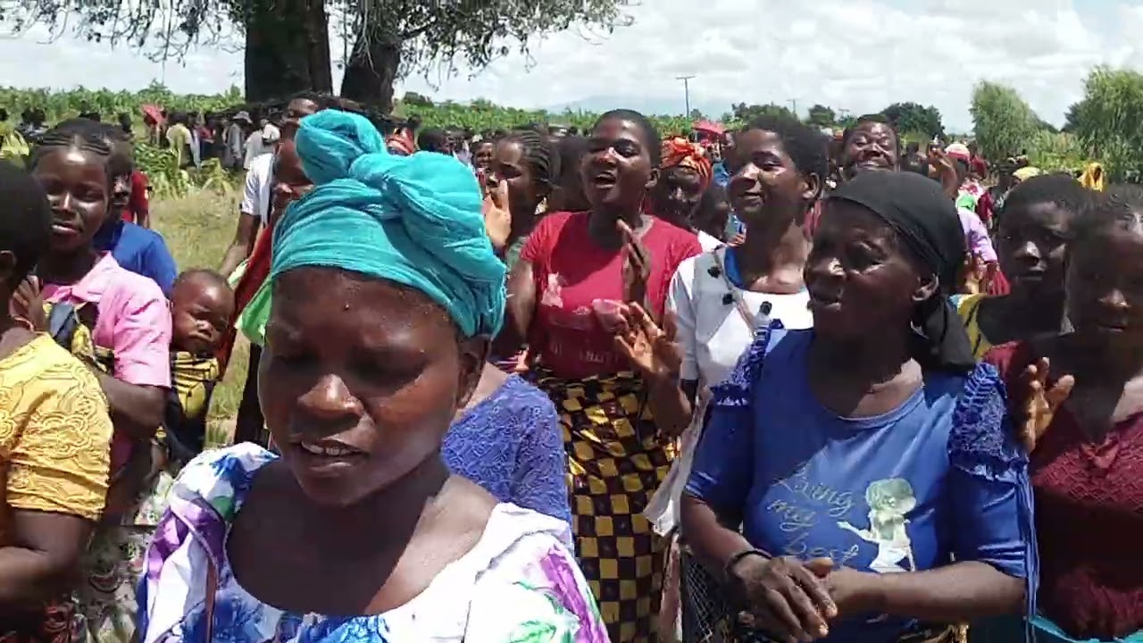 01 Women Sing and Walk to Maize Truck