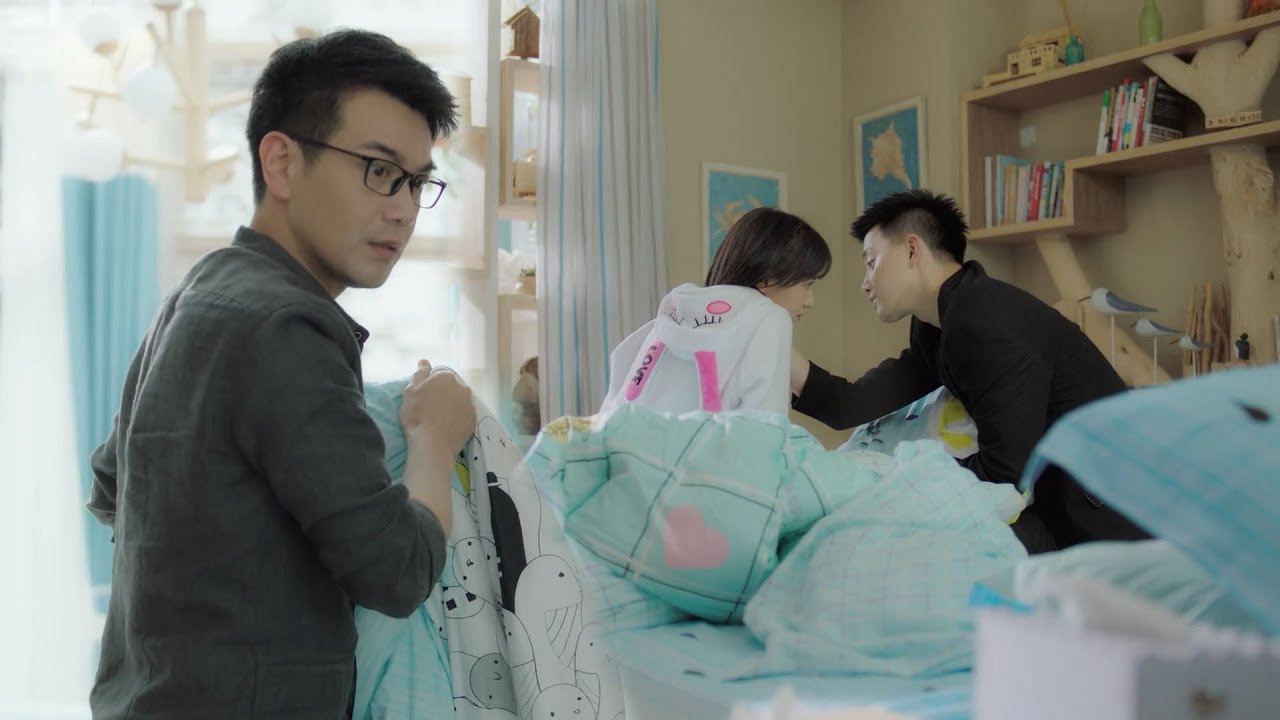 🏓【MOVIE】灰姑娘和霸總床上親熱，怎麼她爸爸突然進房間目睹，她們的戀情曝光 #追球 #ChasingLove #好看中国电视剧 #爱情