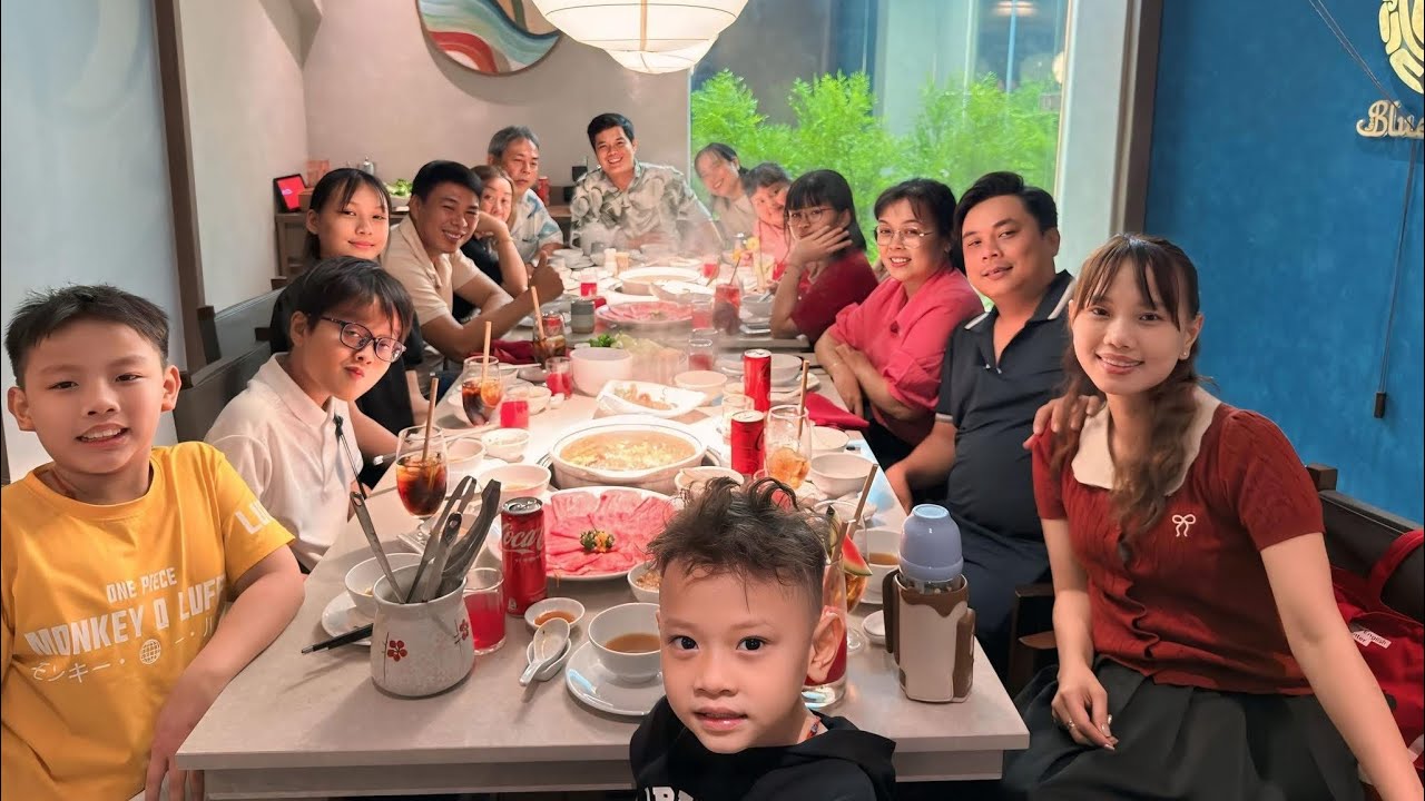 Gia đình Khương Dừa ăn tất niên, Trà Sữa dẫn ông bà ngoại đi chơi Tết vui quá xá