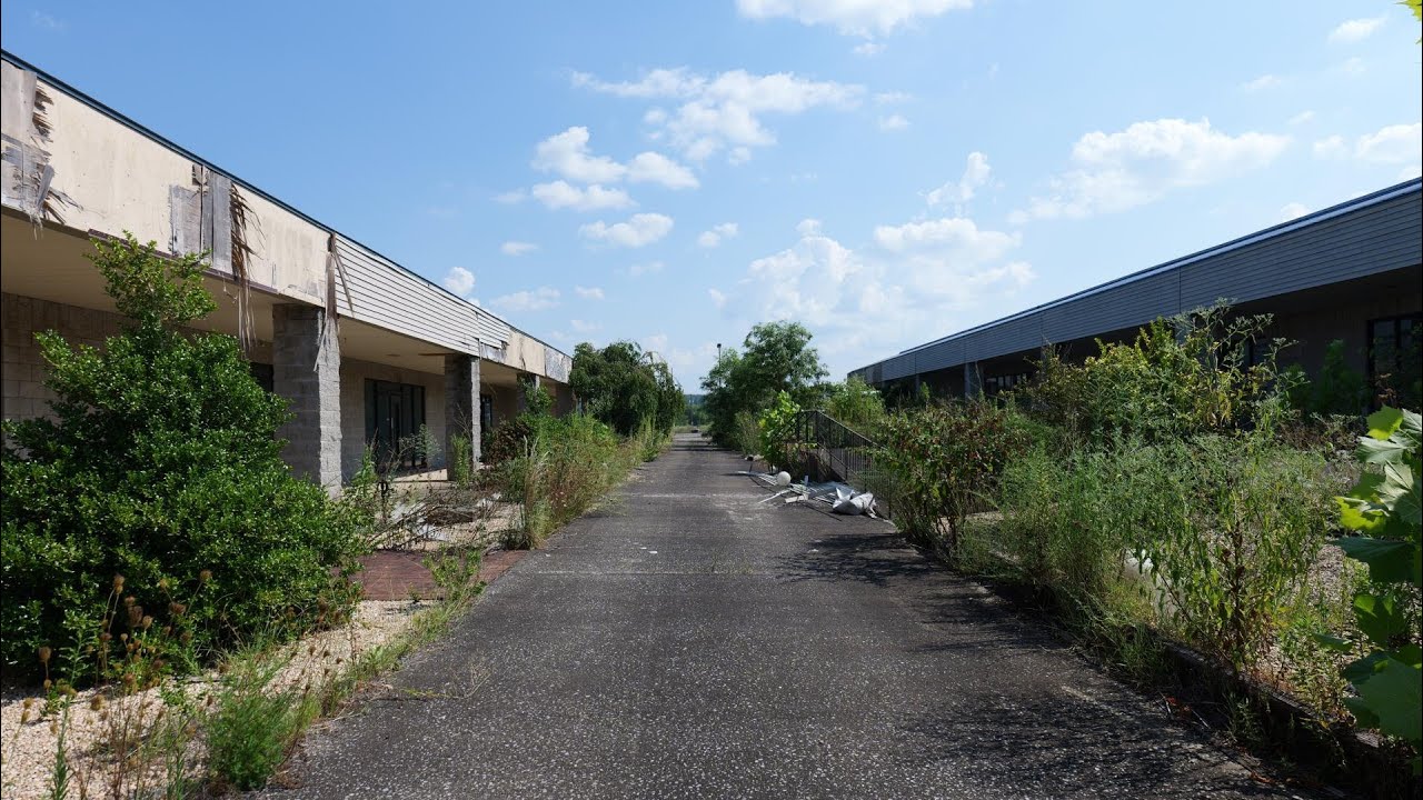Exploring an Abandoned outlet mall