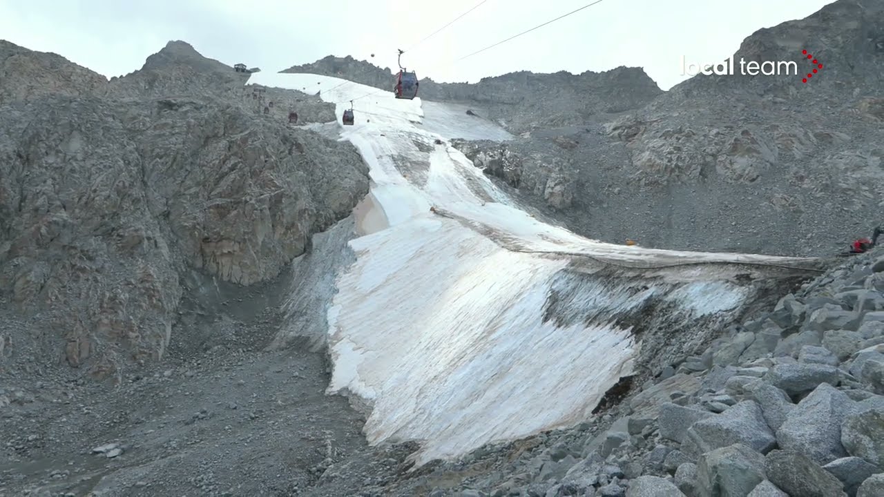 Ghiacciaio Presena a fine estate: la coltre bianca e il ghiaccio resistono solo sotto i teloni