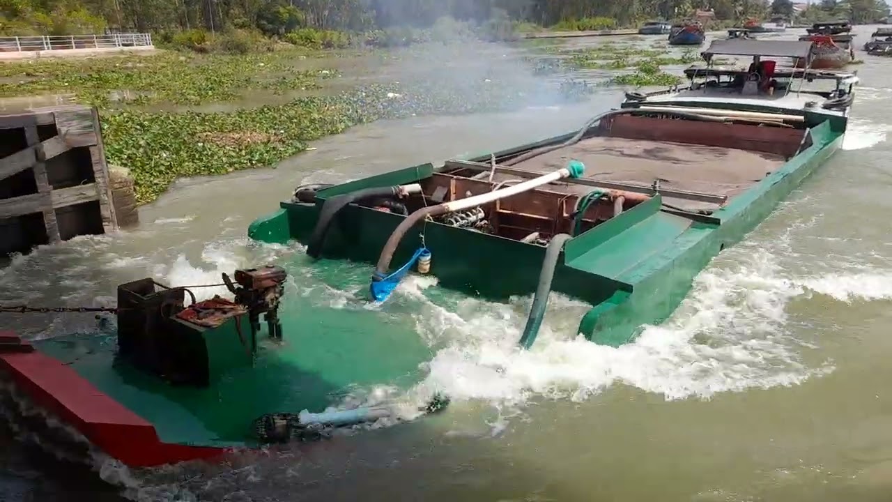 Ghe sắt chở thấy sợ qua cống quá nguy hiễm 