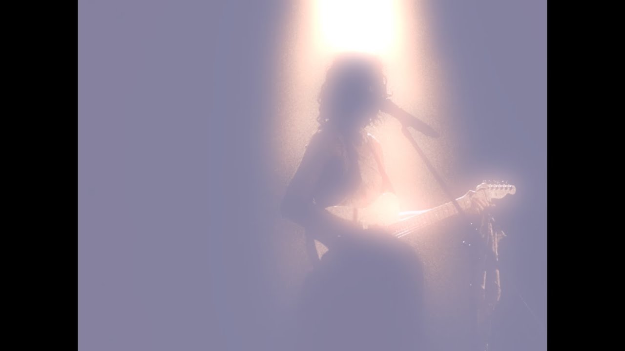Sweet Lilac + Girls Like Me Belong in Bed, Curled - Yullola live in Prague