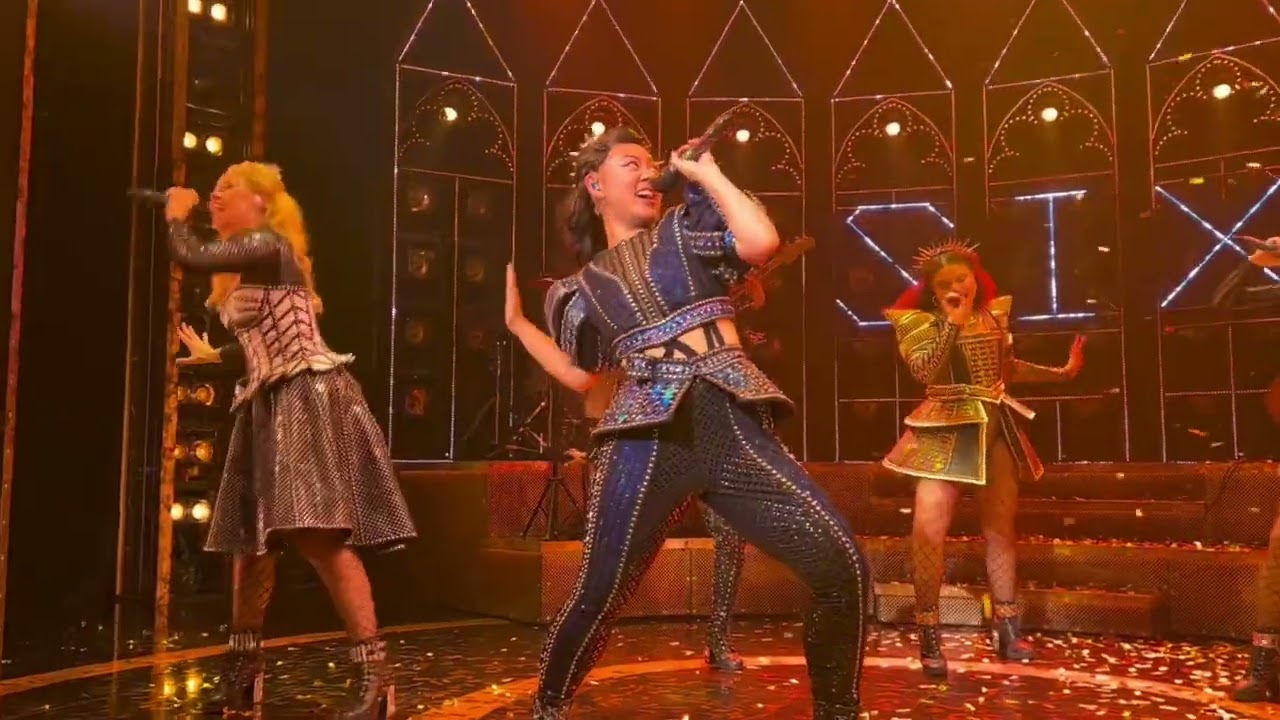 Megasix uk tour cast ELLIE ARAGON ND IZI BOLEYN 👑 *FRONT ROW!* Aragon gives a heart at the end! 💜
