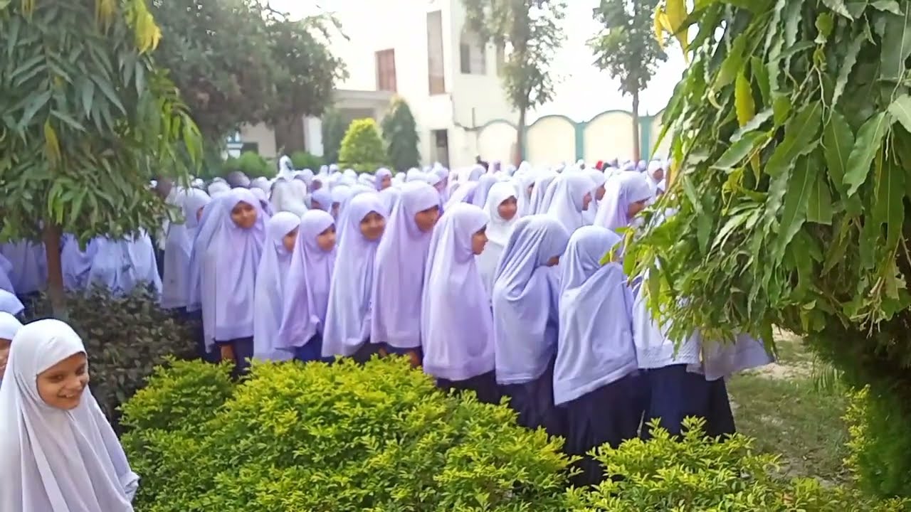 जामिया आइशा लिल बनात महागामा की तालिबात तालीम शुरू होने से पहले परेड करतीं हुईं