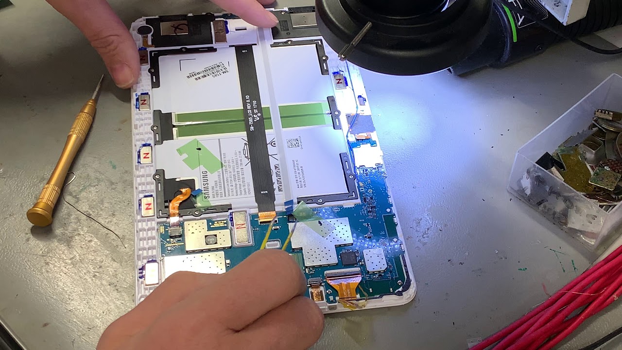 Samsung SM-T585 sostituzione connettore fpc Lcd