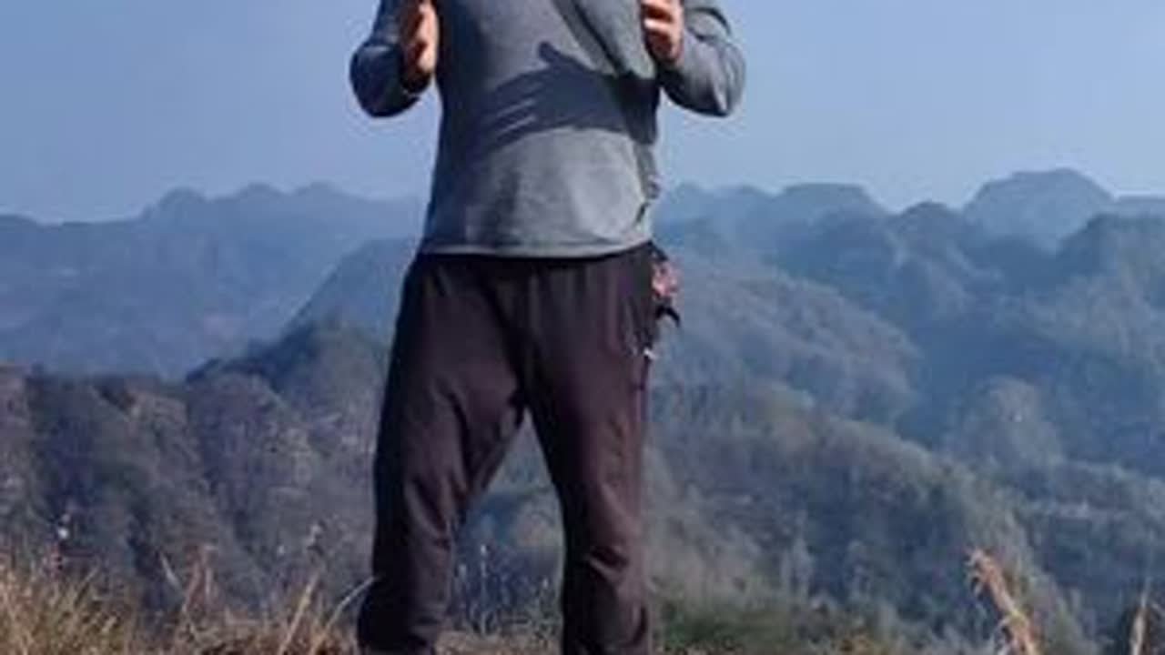 攀爬骆驼峰顶，四面悬空，惊险刺激！骆驼峰又名复岩山，位于黄山市黟县渔亭镇，据《黟县志》记载，“石峰突起、峻峭壁立，复盖于山顶，海拔490米。”是皖南著名的中国四大道教圣地齐云山的重要组成部分之一...