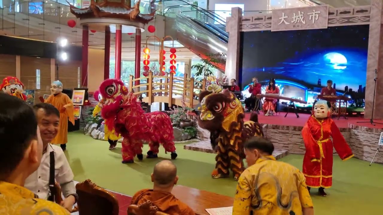 Barongsai mengiringi lagu Cai Sen Ye yang menggunakan alat musik tradisional China