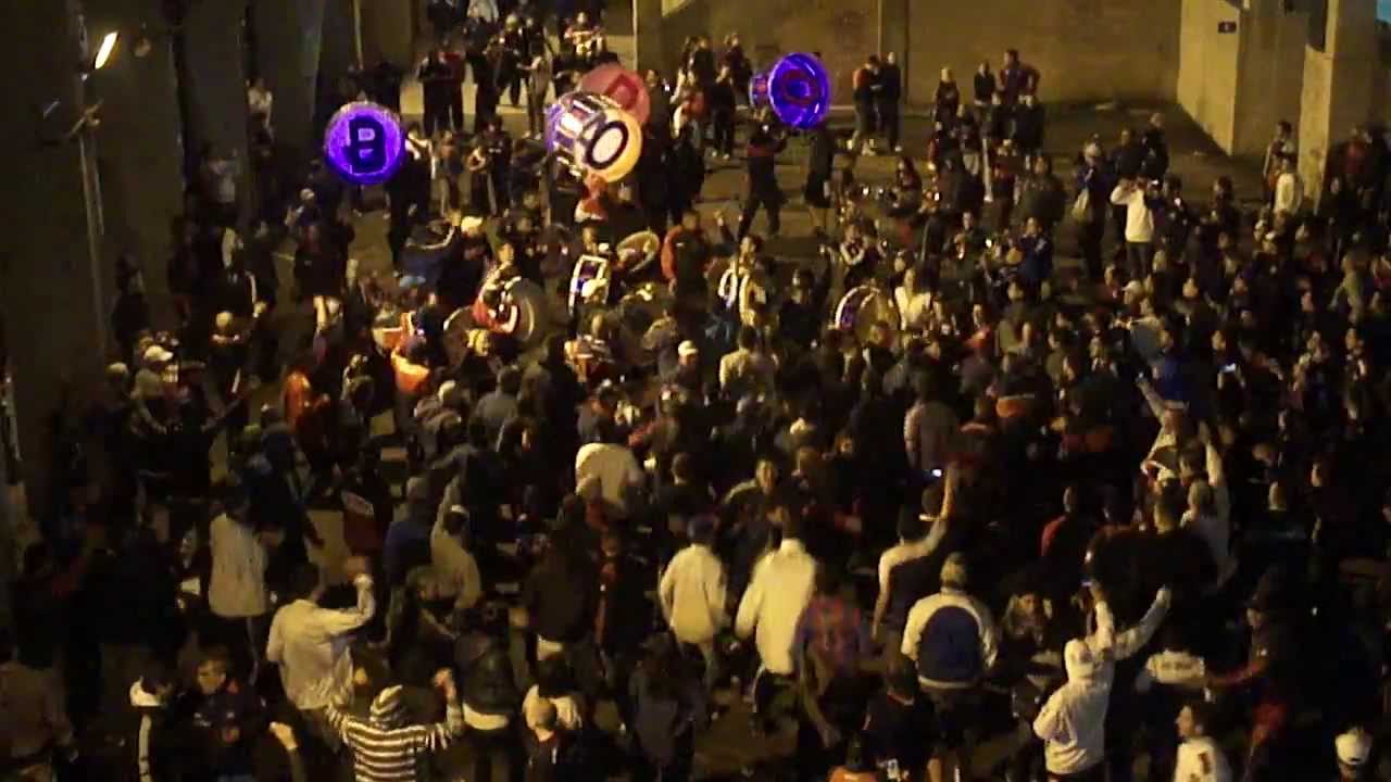 entra la  butteler con trompetas