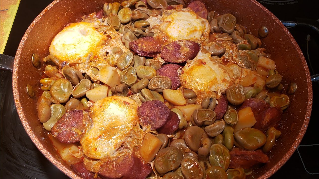 Favas guisadas com choriço e ovos ,comidas que nossas mãe fazinham .