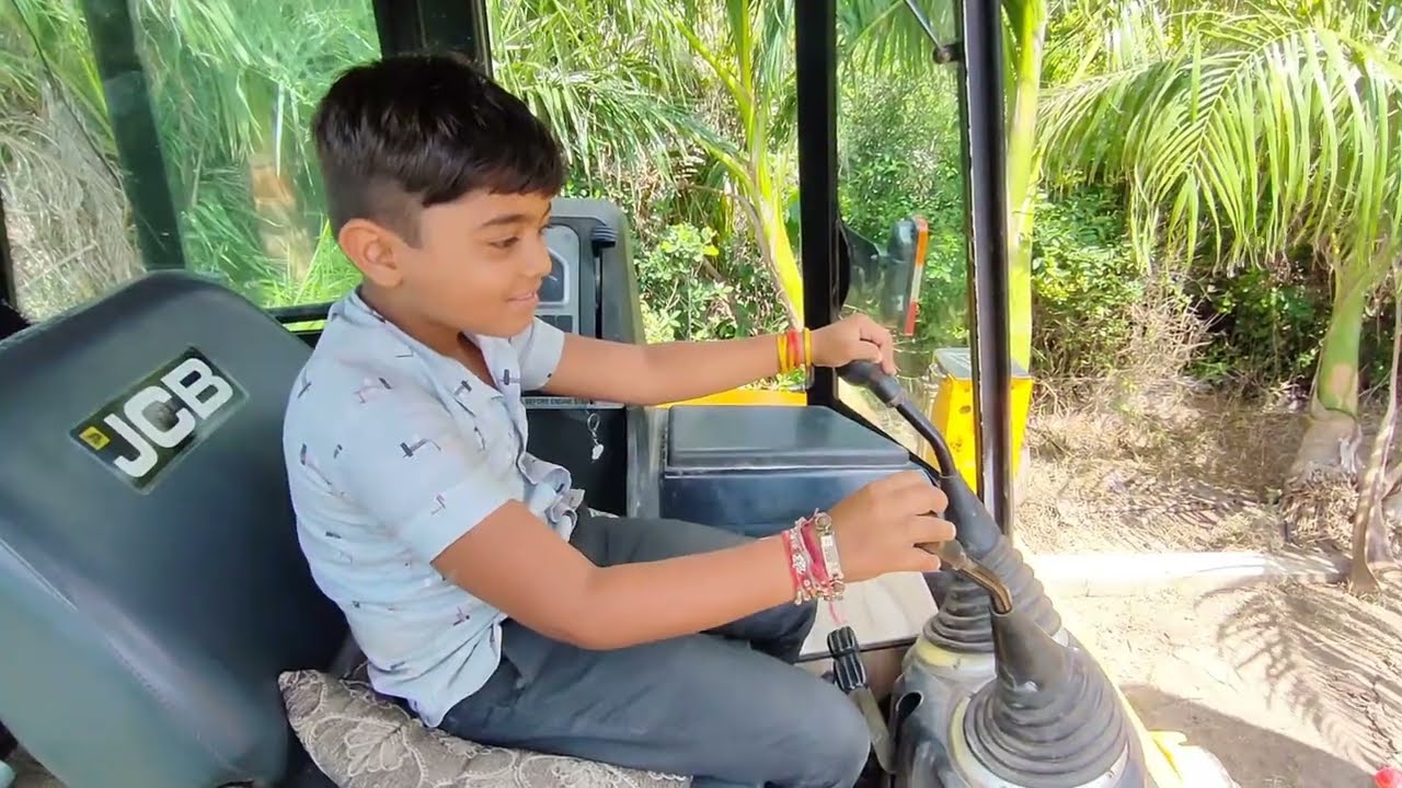 Little boy drive jcb | छोटे बच्चे ने jcb चलाया | Coconut tree 🌴 Transplant at farmhouse