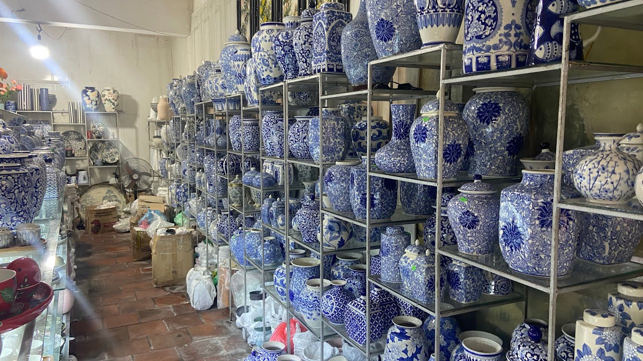 Ghé làng gốm sứ Bát Tràng hơn 500 tuổi ở Hà Nội tìm mua bình hoa thủ công giá rẻ | Saigon Now