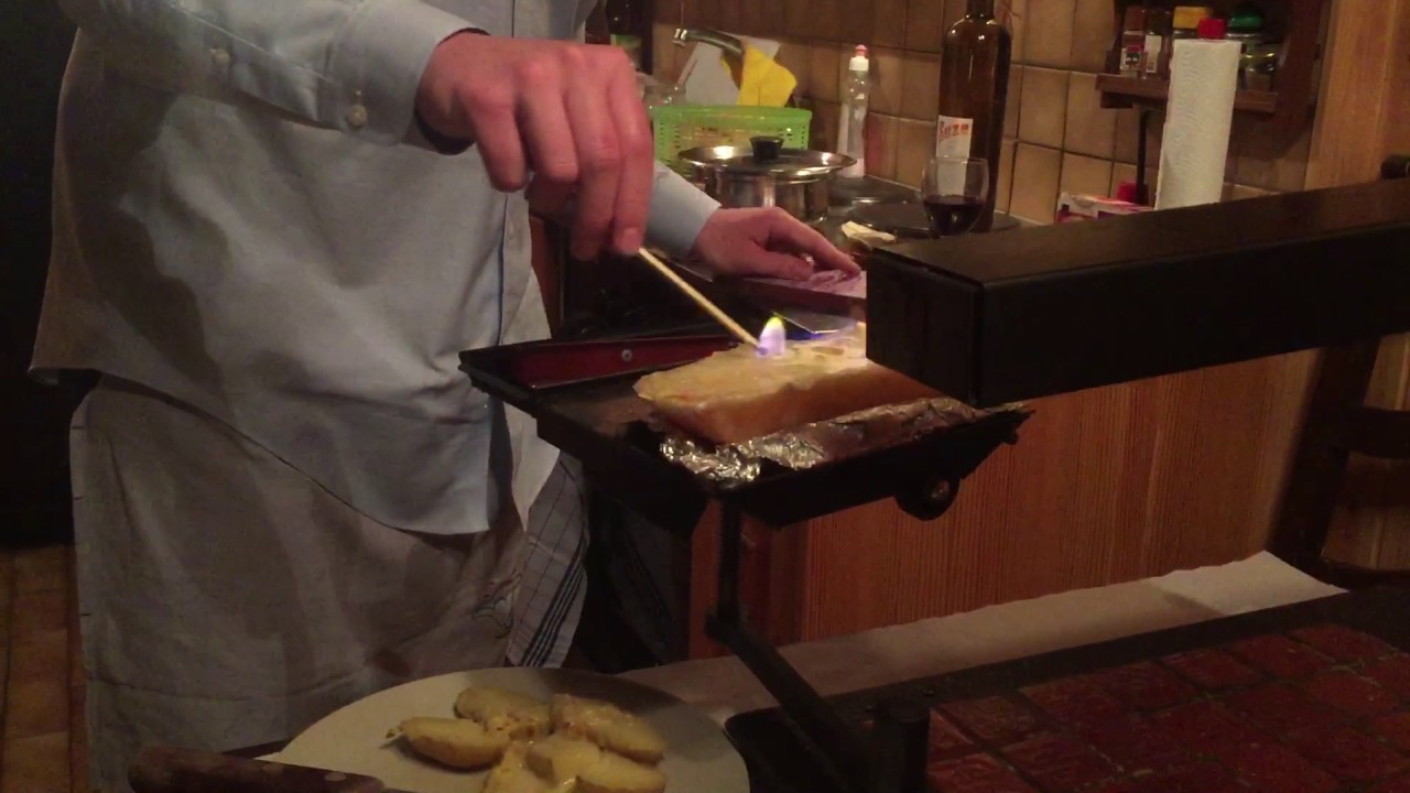 Raclette flambée à l'abricotine