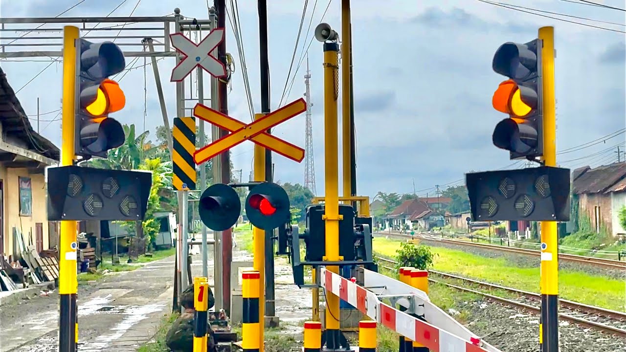TERPISAH! Perlintasan Kereta Api Stasiun Sumberlawang Sragen, Jawa Tengah