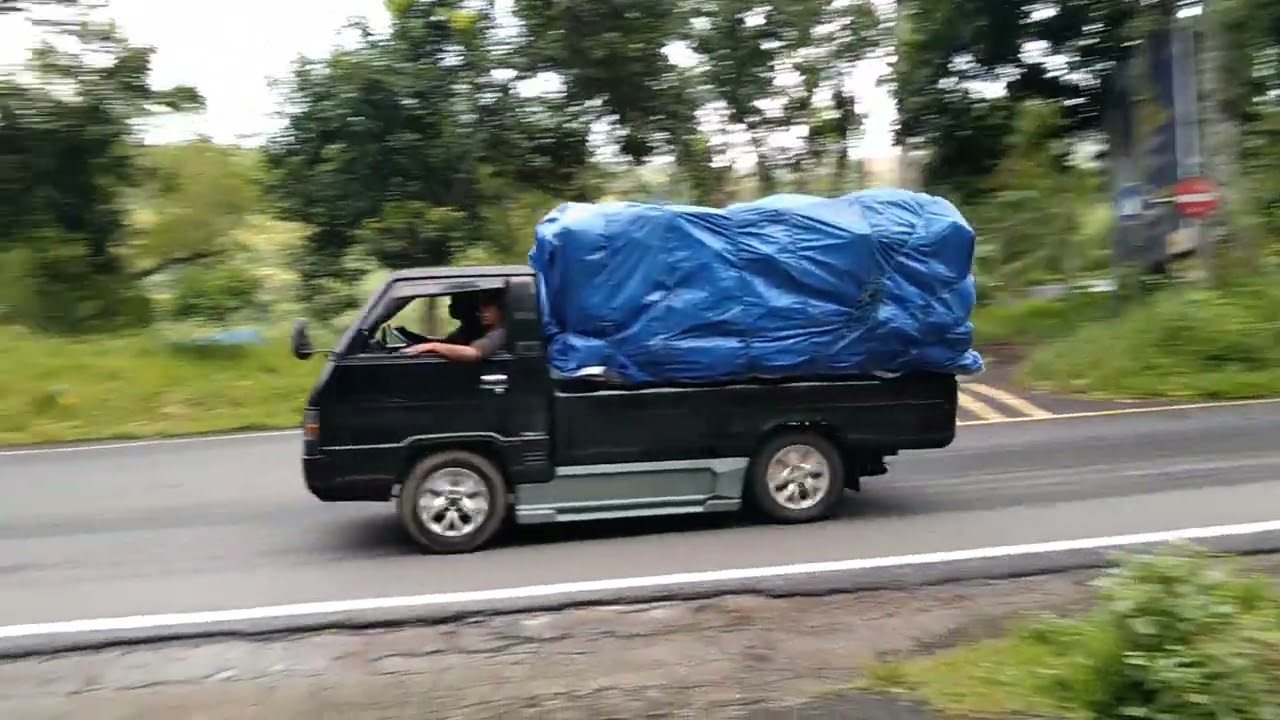 Kereta api disusul truck muatan bersaing gas pool ditikungan tajam lahor karangkates 