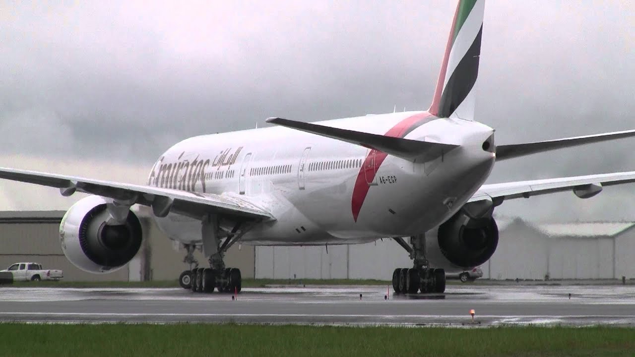 Emirates 777 Touch and Go