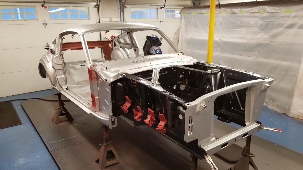 Сборка нового переднего бампера Mustang Fastback Shell 1965 года