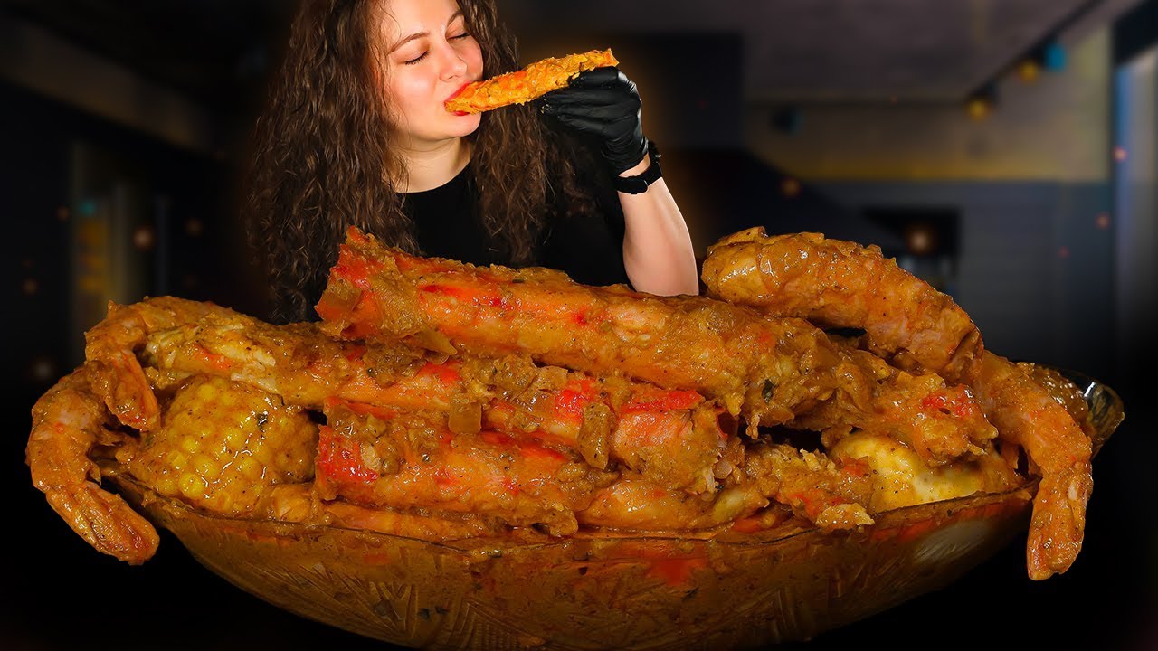 ASMR * GIANT DESHELLED KING CRAB LEGS IN CREAMY GARLIC SAUCE * SEAFOOD BOIL MUKBANG * مأكولات بحرية