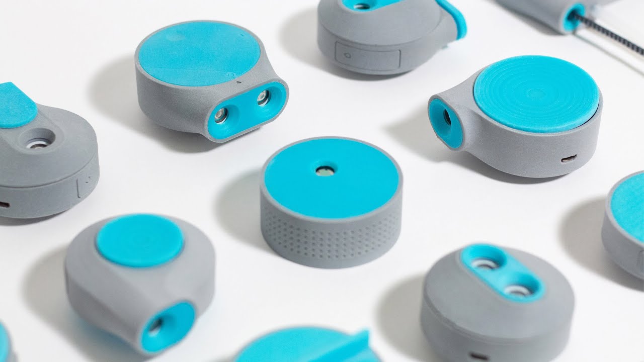 Airtomo is a wearable air purifier designed for use on public transport