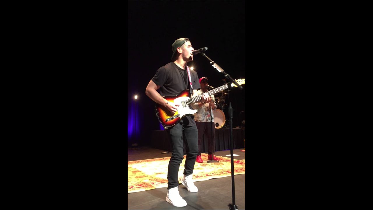 Santa Barbara- nick Jonas 9/27/14