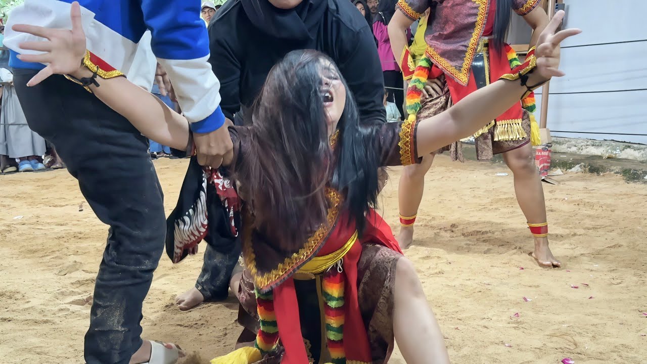 ngeri🫣kerasukan ganas❗part kuda lumping putri kesurupan toyak cipto budoyo
