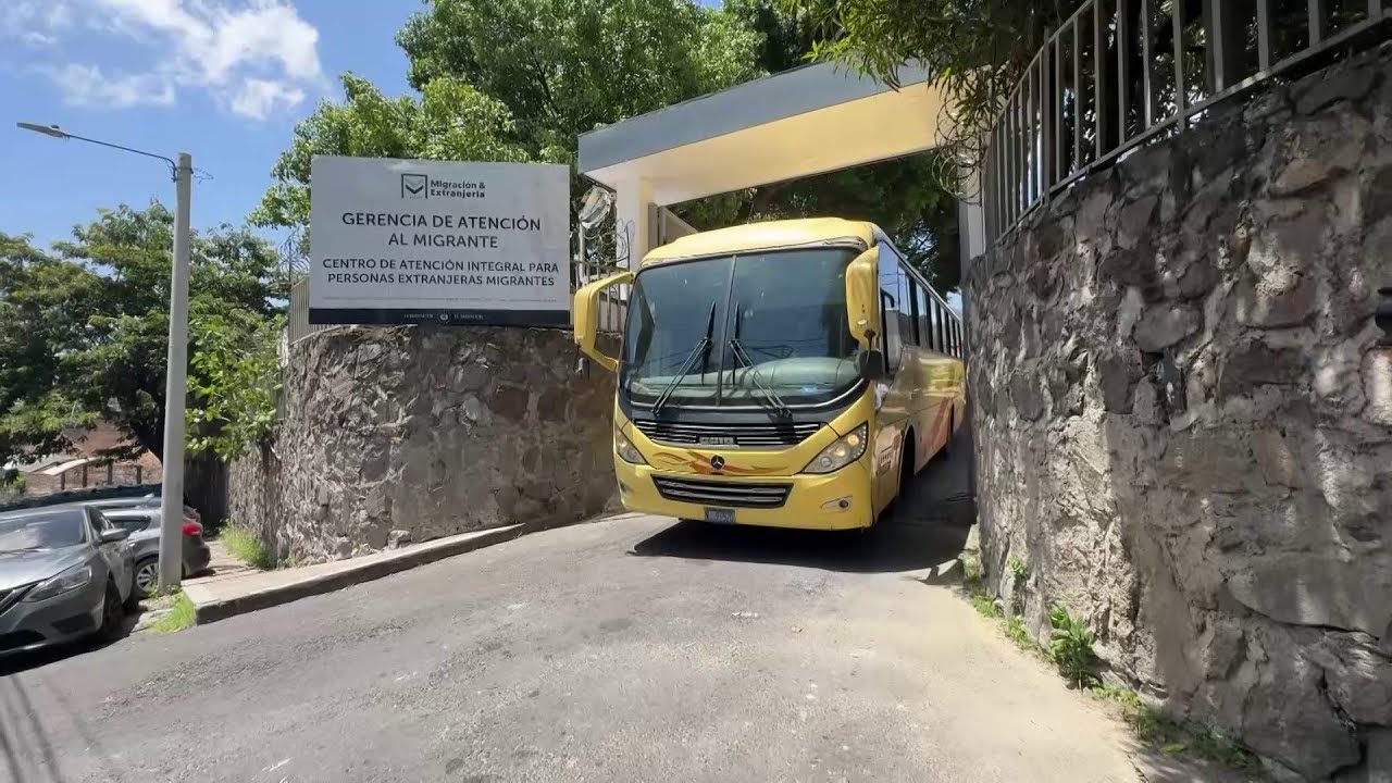 Salvadoreños deportados fueron recibidos en la Casa del Migrante