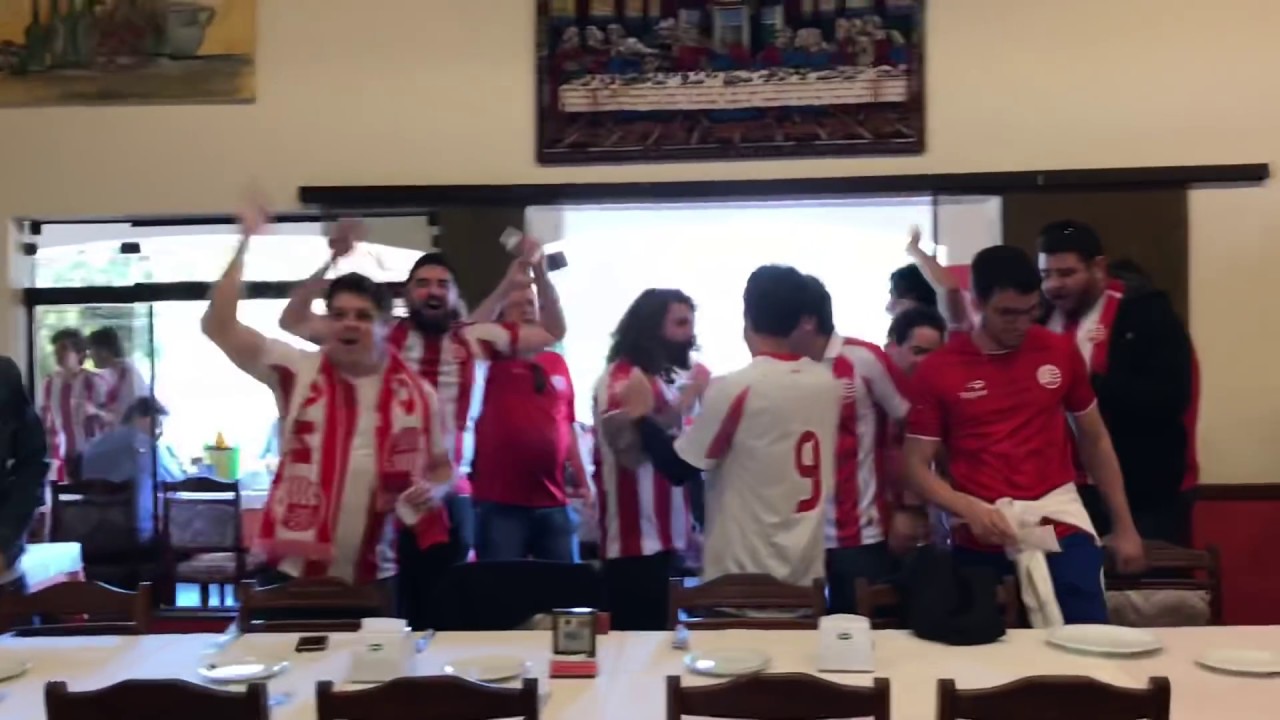 Torcida Alvirrubra invade churrascaria em São Paulo