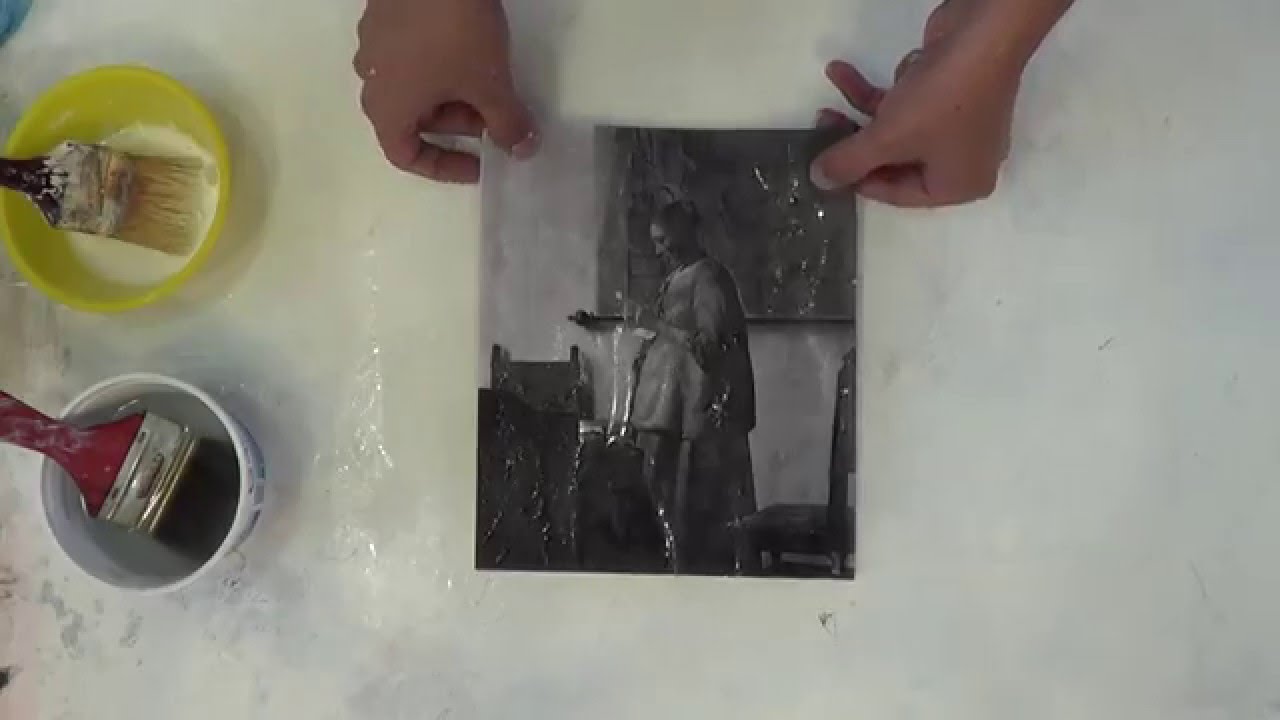 Cómo pegar papel en madera o tela.