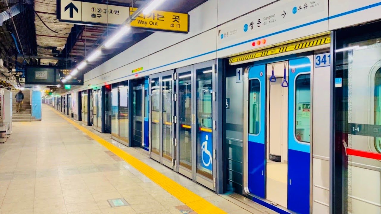 서울지하철 4호선 쌍문역의 전동차들 / Ssangmun station trains