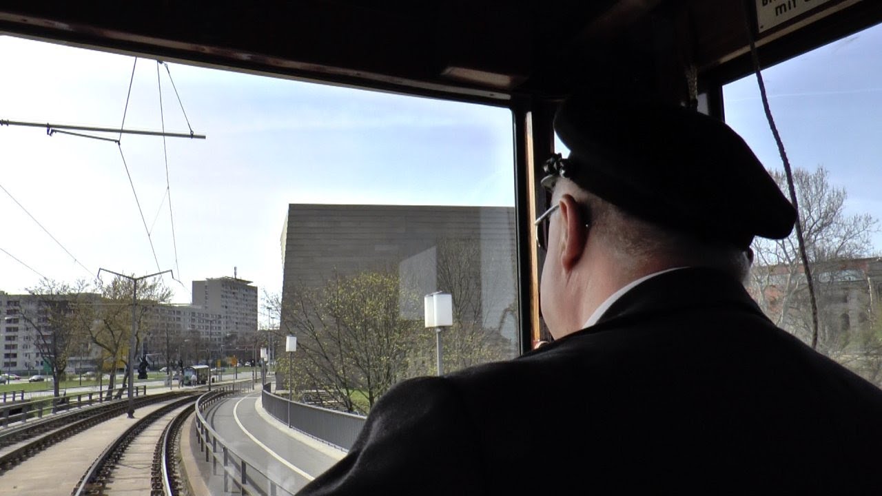 mit der historischen MAN- Straßenbahn über die Carolabrücke
