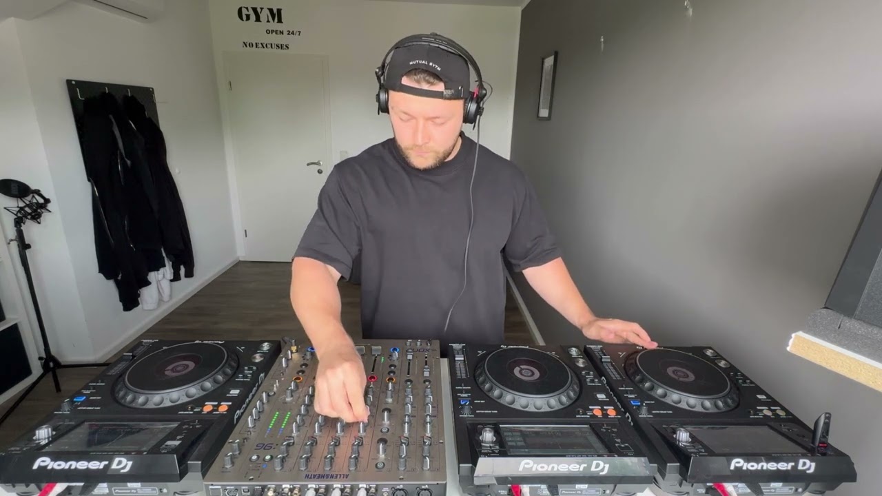 Joel B | Driving Techno | Momentum 001