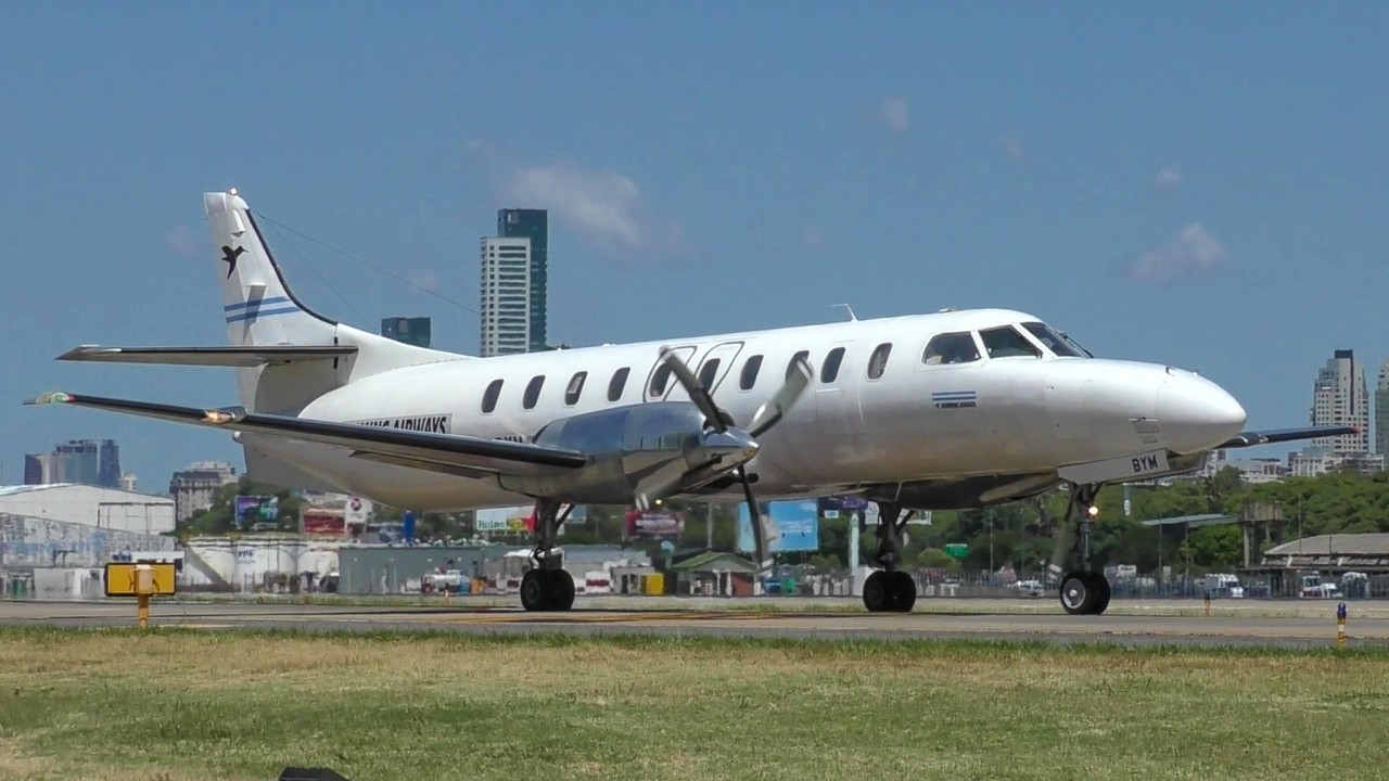 Humming Airways Fairchild Swearingen SA227-DC Metro 23 LV-BYM despegando de Aeroparque