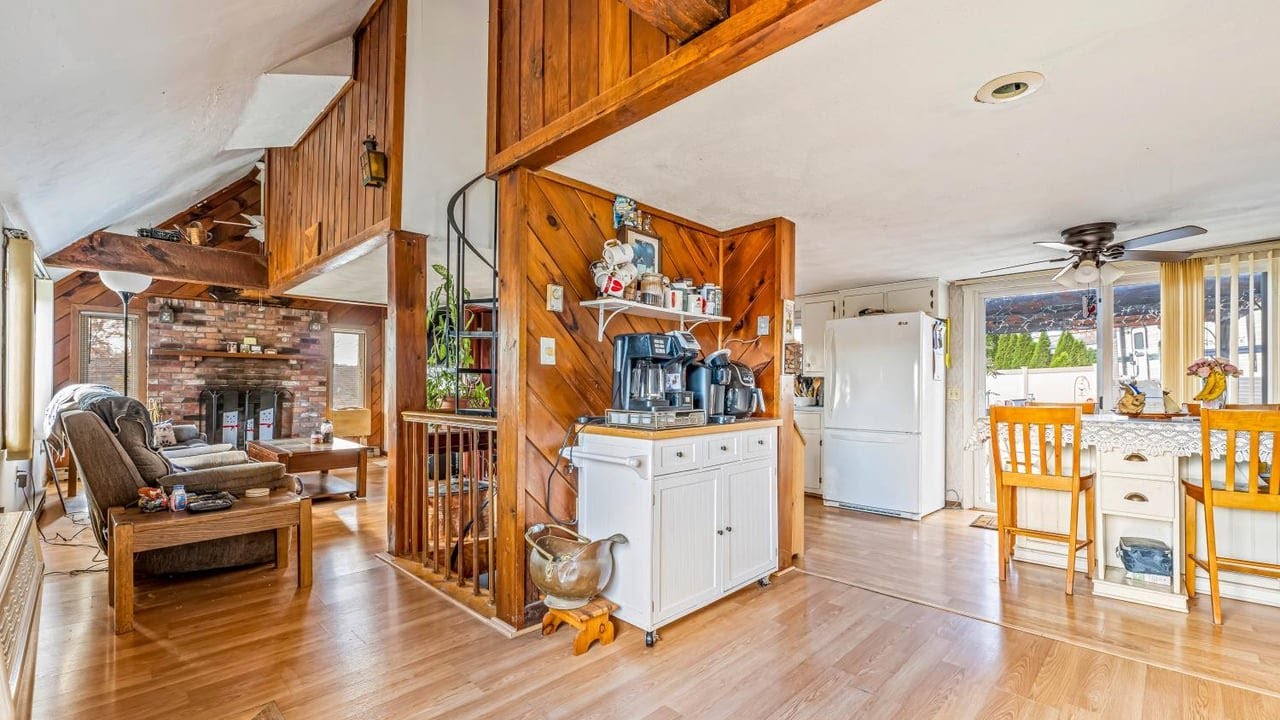 17 E Public St, Assonet, MA