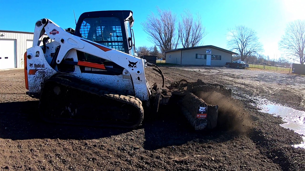Bobcat Soil Conditioner leveling gravel !!!