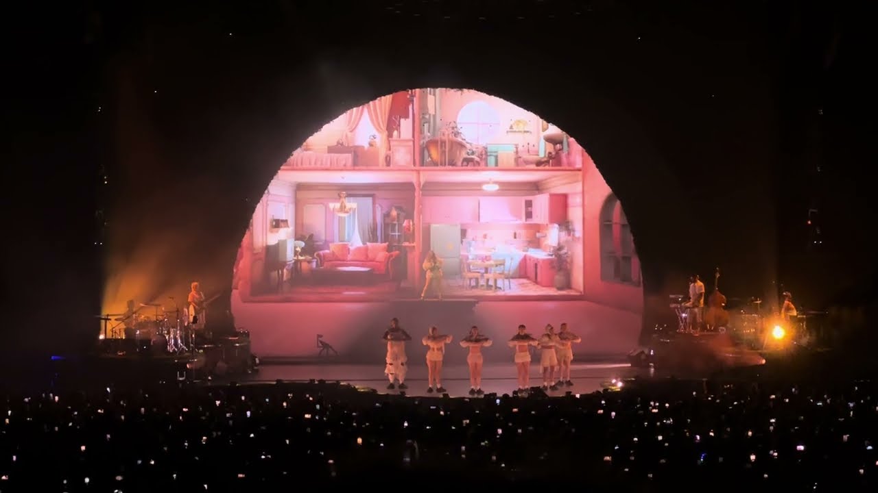 Dollhouse - Melanie Martinez (Live in Manchester)