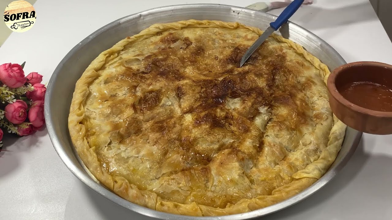 Pite Shkupi me 20 Kolec e mbushur me Qepë te Ferguara me Biber te kuq - Pite Tradicionale Shqiptare