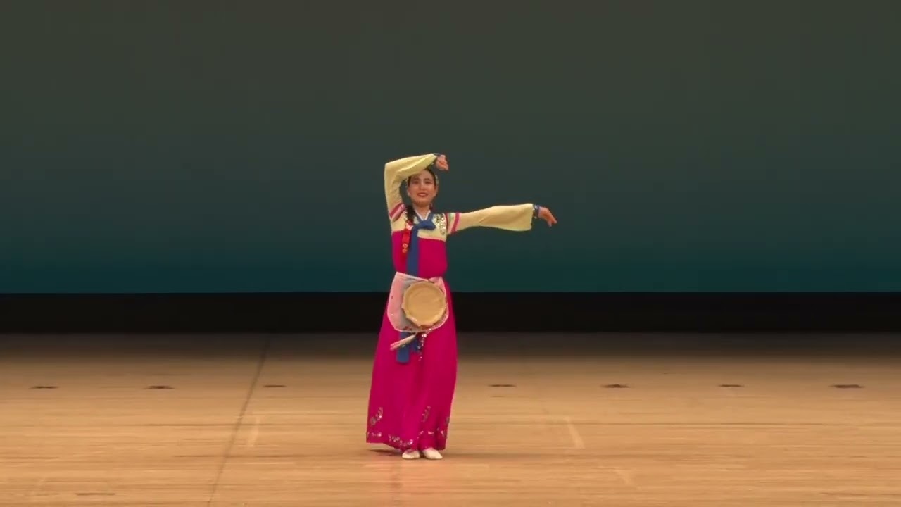 제14차무용경연대회 학생부문 (중급부) 2등 마이조선무용연구소 정아명 〈민주의 새봄〉