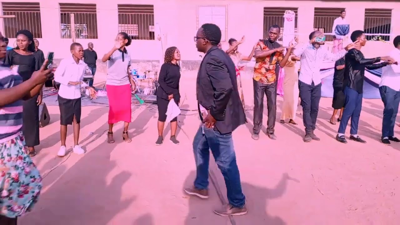 WIMBO HUU UMEFANYA WATU WASHINDWE KUJIZUIA MKUTANONI TAZAMA MPA MWISHO 