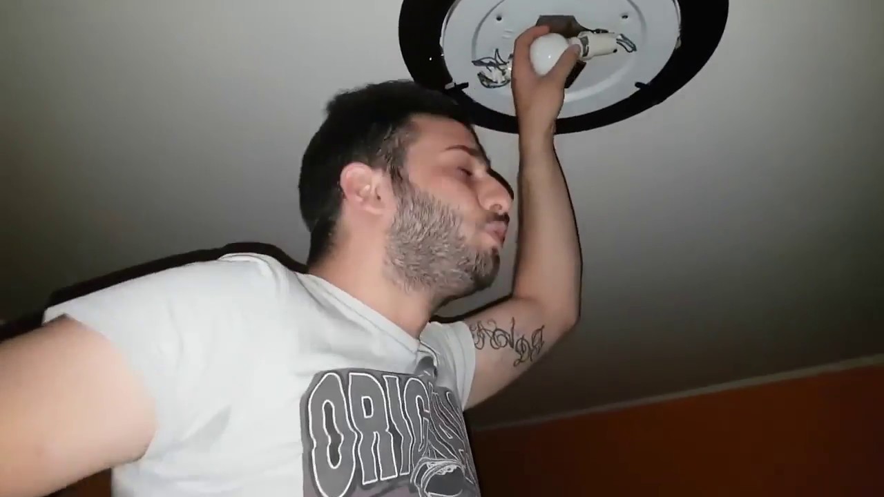 IL Calabrese VINCE prova a cambiare una lampadina