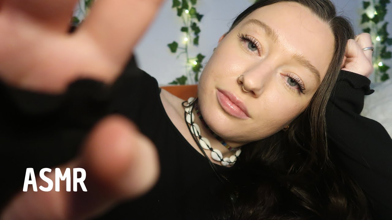ASMR FRANCAIS - Ta copine t'aide à dormir (whispering et papouilles)